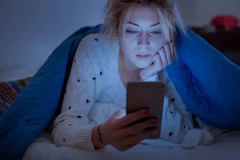 Blue Light From Smartphones, Computer Screens May Accelerate Ageing Process