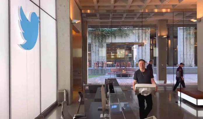 Elon Musk takes charge of Twitter with a sink in hand-infomance